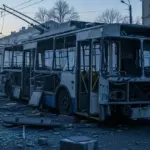 Пошкоджена маршрутка після атаки російського дрона в Херсоні, рятувальники та медики надають допомогу постраждалим.