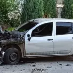 Постраждалий від російського дрона чоловік у Херсоні отримує медичну допомогу.