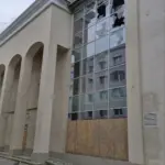 Уламок російського дрона біля пошкодженого кінотеатру «Україна» у Херсоні
