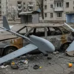 Пошкоджена автівка після атаки дрона, Центральний район Херсона, загибла жінка