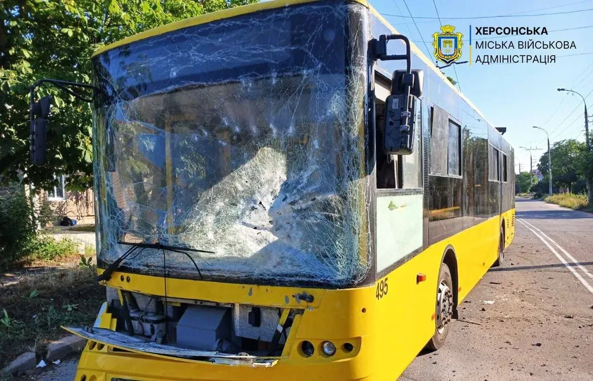 Пошкоджений тролейбус у Херсоні після атаки дрона РФ 1