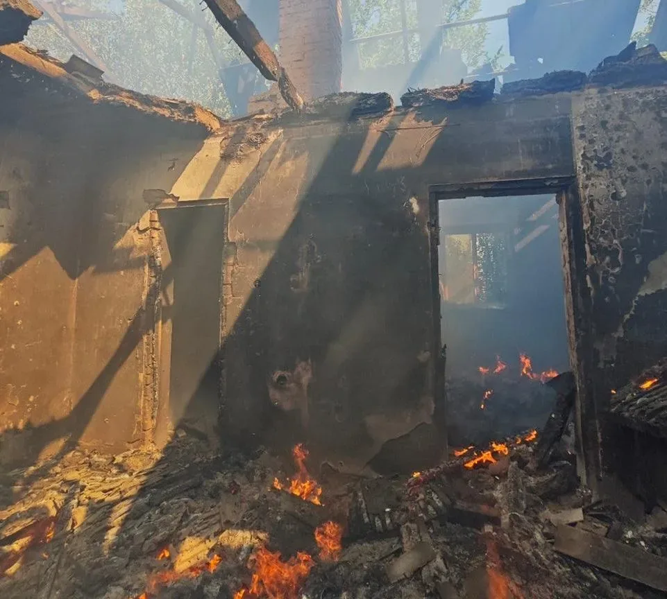 Знищений російським дроном будинок у Хрещенівці Нововоронцовської громади після пожежі. 1
