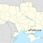 Поліцейська машина біля місця злочину, що розслідується, на Херсонщині, де були розстріляні батько та син