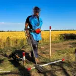 Сапери ДСНС розміновують деокуповані території Херсонщини, незважаючи на спеку та небезпеку.