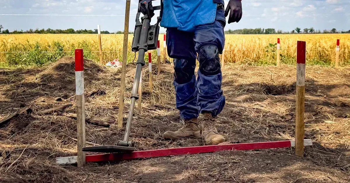 Сапери ДСНС розміновують деокуповані території Херсонщини, незважаючи на спеку та небезпеку. 3