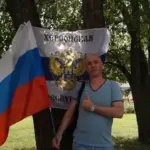 Символічне зображення судового вироку на фоні будівлі суду, або людини, яка тримає план з бомбою