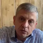 Зал суду або схематичне зображення конфіскації майна, що символізує справедливість і невідворотність покарання.
