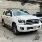Автомобіль Toyota Sequoia біля будівлі суду в Херсоні, пов'язаний зі справою про розкрадання бюджетних коштів.