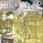 Символічне зображення судового рішення та компенсації збитків від окупації для українського підприємства в Херсоні.