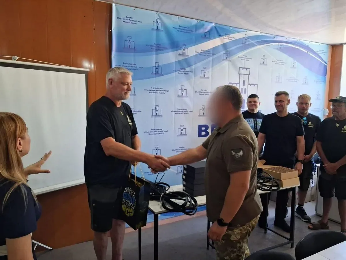 Вантажівка з гуманітарною допомогою для українських військових на Херсонщині 1