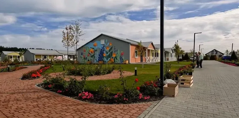 Літні люди, які евакуювалися з Урожайного, розміщуються у житловому комплексі "Чудо-містечко Хансена" на Київщині 3