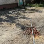 Пошкоджені будинки та уламки на вулицях Херсона після обстрілу та атаки дронами, видно сліди руйнувань та роботу рятувальників