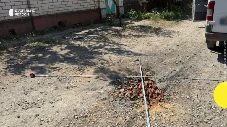 Пошкоджені будинки та уламки на вулицях Херсона після обстрілу та атаки дронами, видно сліди руйнувань та роботу рятувальників
