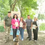 Жінки у військовій формі на полігоні під час тактичних навчань, імітація бойових дій, група людей з навчальною зброєю