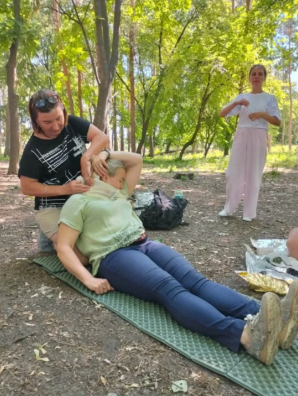 Жінки у військовій формі на полігоні під час тактичних навчань, імітація бойових дій, група людей з навчальною зброєю 1