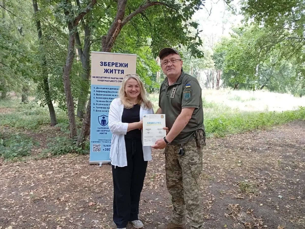 Жінки у військовій формі на полігоні під час тактичних навчань, імітація бойових дій, група людей з навчальною зброєю 2