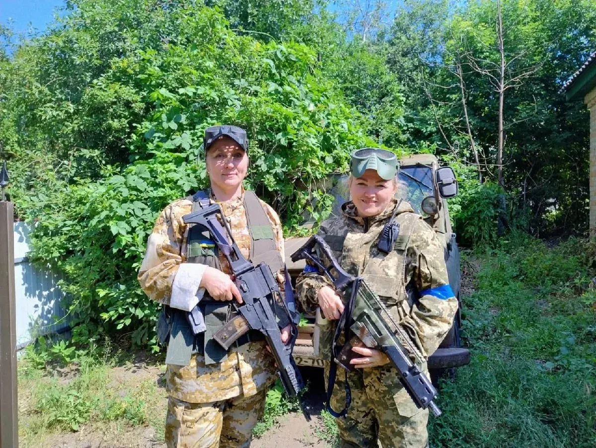 Жінки у військовій формі на полігоні під час тактичних навчань, імітація бойових дій, група людей з навчальною зброєю 4