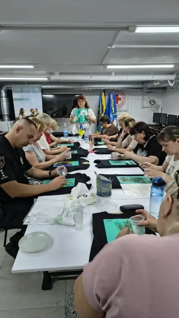 Центр життєстійкості у Херсоні навчив реагувати на кризи та розписувати одяг