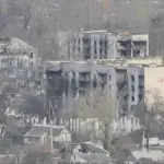 Порожні полиці магазину або ринку в окупованих Олешках, що символізує дефіцит продуктів та високі ціни.