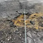 Рятувальники на місці події після атаки безпілотника в Антонівці, що спричинила загибель чоловіка.