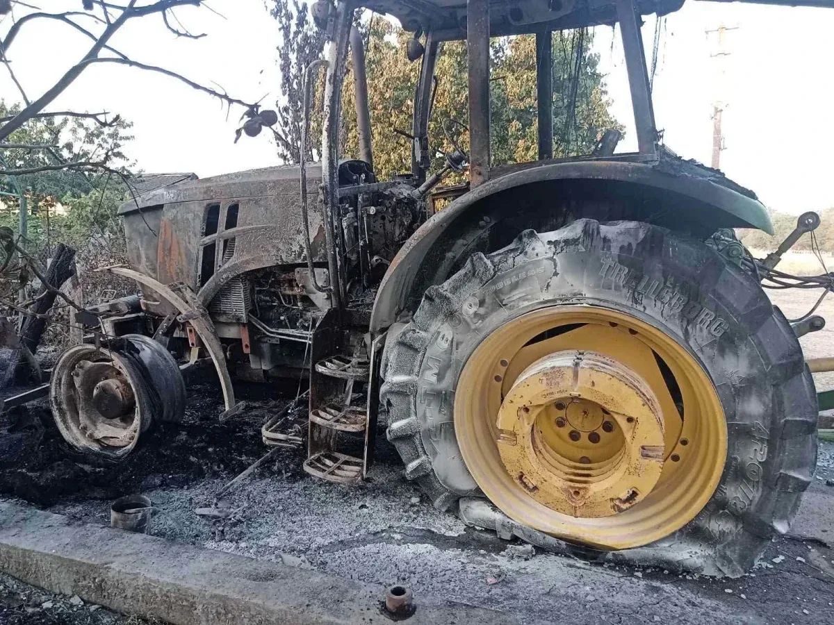 Згорілий трактор John Deere на фермерській базі після атаки російського дрона в Бериславському районі 1