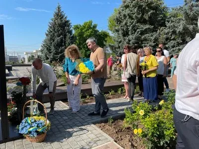 Інформаційний стенд з QR-кодом та скульптурна композиція «Мальва» у Чорнобаївці, присвячені цивільним героям Херсонщини. 1
