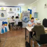 Сім'я переселенців з Херсона отримує гуманітарну допомогу в центрі підтримки в Дніпрі