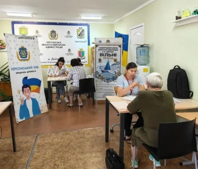 Сім'я переселенців з Херсона отримує гуманітарну допомогу в центрі підтримки в Дніпрі