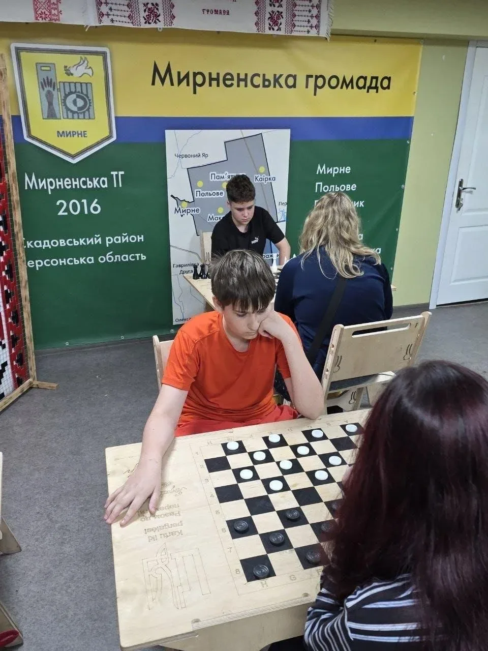 Сім'я переселенців з Херсона отримує гуманітарну допомогу в центрі підтримки в Дніпрі 7