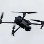 Рятувальники розбирають завали після російського обстрілу в Дніпровському районі Херсона.