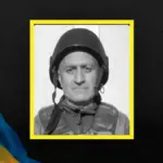 Свічка пам'яті та квіти біля фото загиблого військового Сергія Карпінського з Комишан