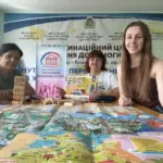 Діти грають у настільну гру та співають українські пісні, ділячись мріями про повернення додому