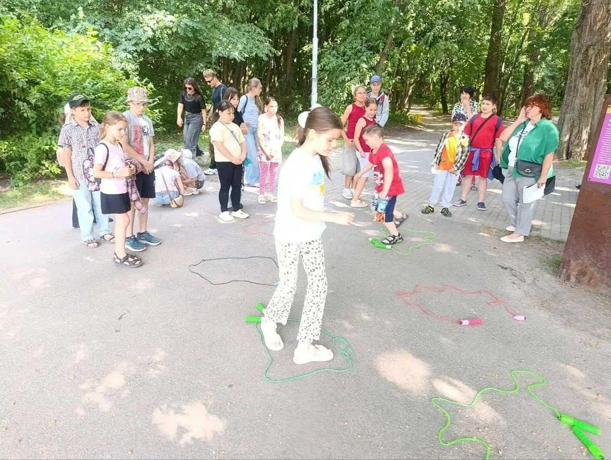 Діти грають у настільну гру та співають українські пісні, ділячись мріями про повернення додому 1