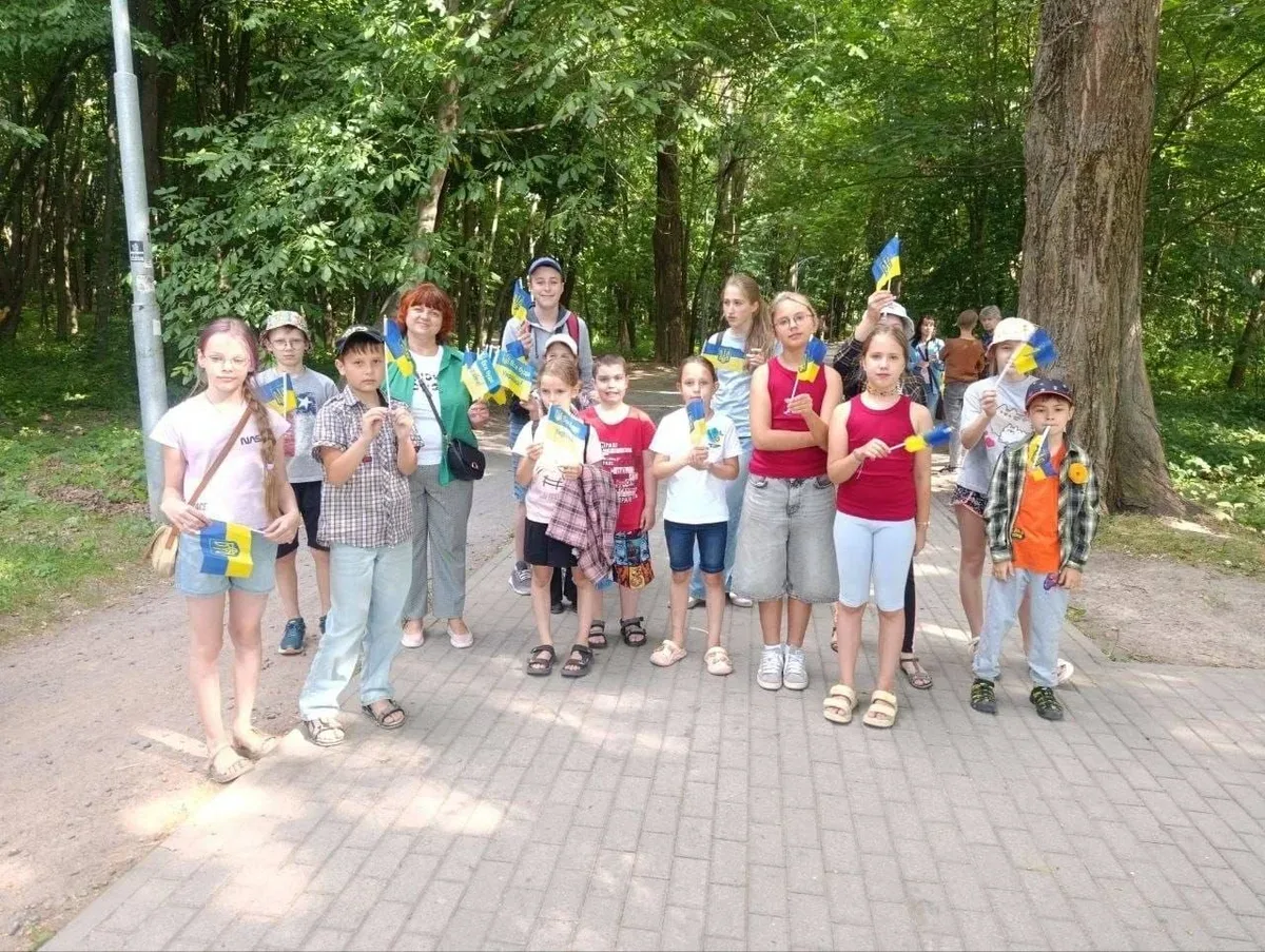 Діти грають у настільну гру та співають українські пісні, ділячись мріями про повернення додому 2