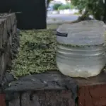 Склянки з водою біля крана, що символізує обмеження водопостачання в Генічеську