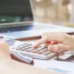 Гроші та військовий жетон, що символізують виплату допомоги до Дня захисників і захисниць