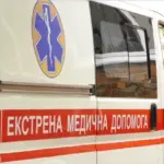 Людина, що чекає швидку допомогу в окупованій Каховці, на тлі погіршення медичної ситуації.
