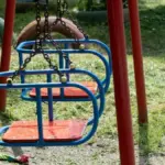 Пошкодження від атаки дрона на цивільний об'єкт у Херсоні, що призвело до травм підлітка