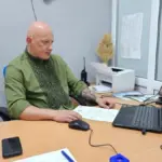 Люди отримують допомогу в транзитному центрі для евакуйованих у Херсоні.