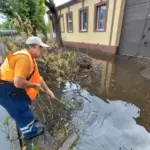 Комунальники Херсона ремонтують дороги та закладають вікна мішками з піском після обстрілів