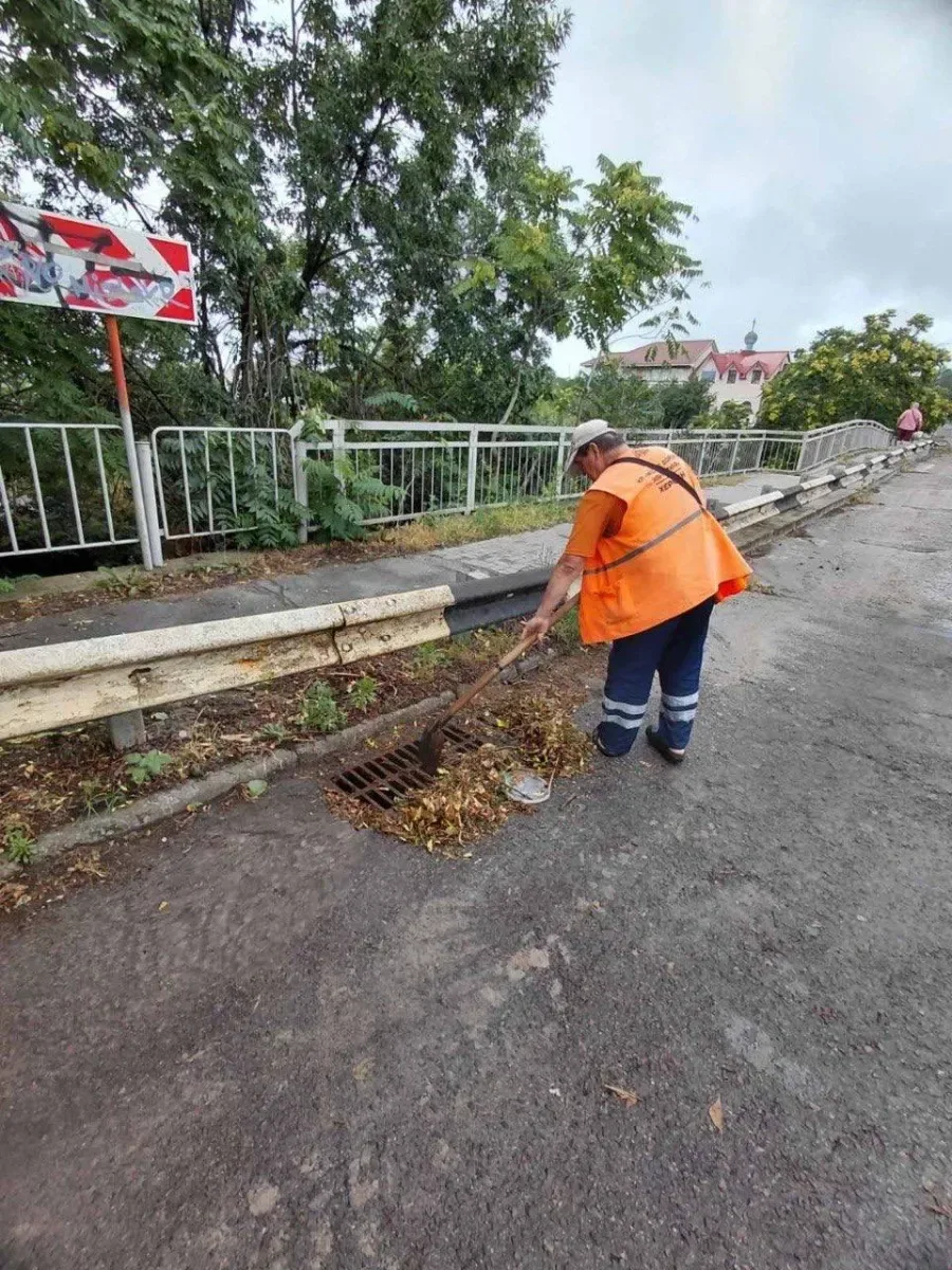 Комунальники Херсона ремонтують дороги та закладають вікна мішками з піском після обстрілів 1