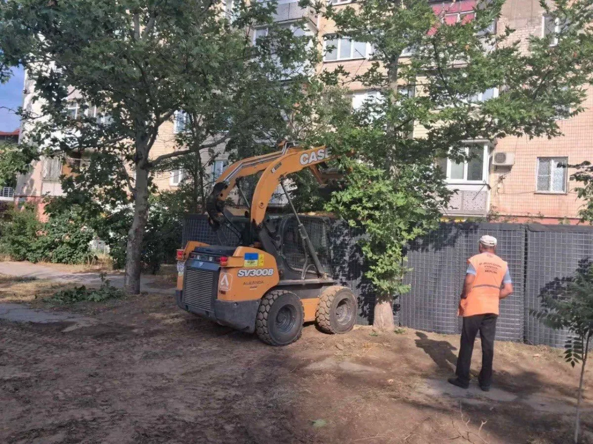 Комунальники Херсона ремонтують дороги та закладають вікна мішками з піском після обстрілів 6