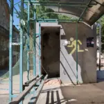 Наслідки атаки дрона на зупинку громадського транспорту у Херсоні, поранені люди