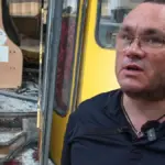 Пошкоджений маршрутний автобус після атаки російського дрона у Херсоні, на місці працюють екстрені служби. 4
