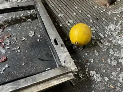 Пошкоджений маршрутний автобус після атаки російського дрона у Херсоні, на місці працюють екстрені служби. 3