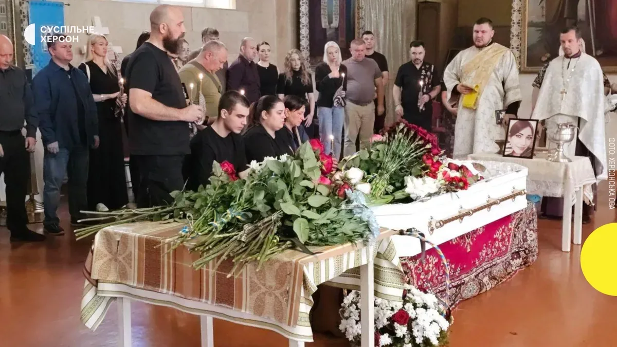 Прощання з Анжелікою Пєрєвєрзєвою у Херсоні, яка загинула від російського дрона під час виконання обов'язків 2