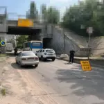 Поліцейська машина на місці ДТП у Херсоні, де п'яний водій автобуса травмував велосипедиста