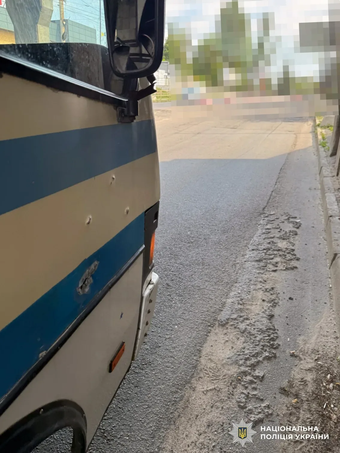 Поліцейська машина на місці ДТП у Херсоні, де п'яний водій автобуса травмував велосипедиста 2