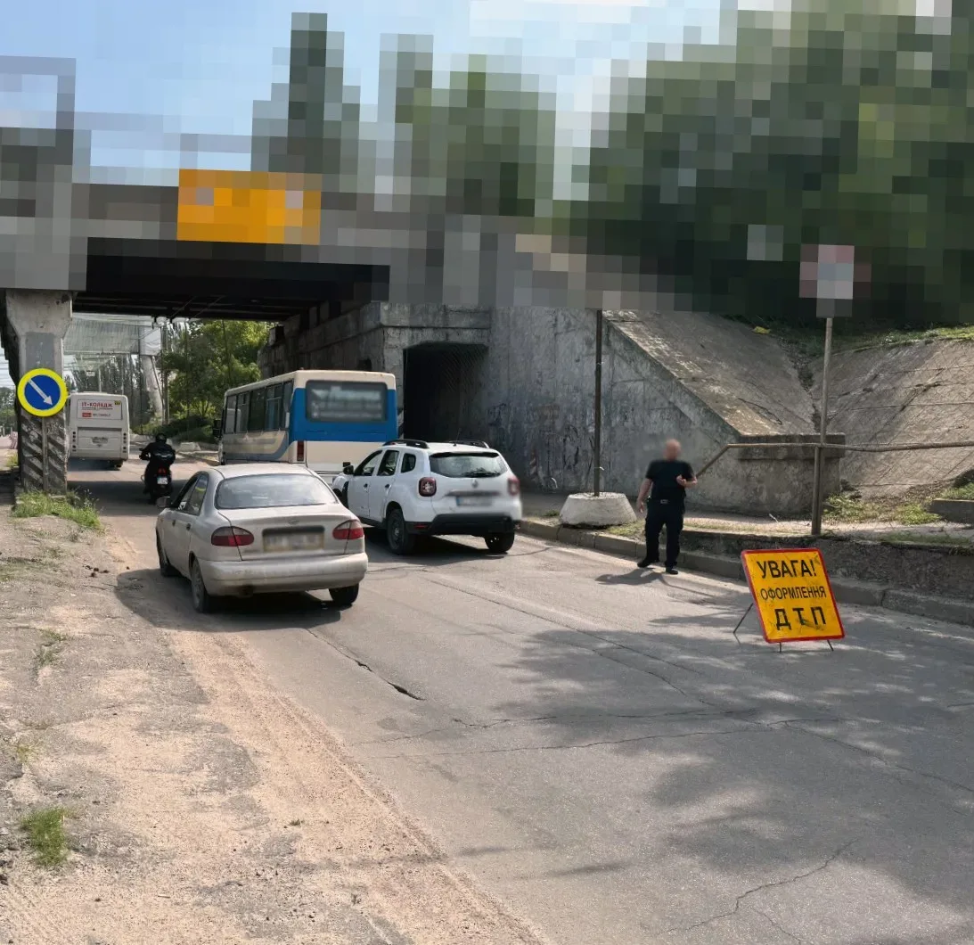 Поліцейська машина на місці ДТП у Херсоні, де п'яний водій автобуса травмував велосипедиста 3
