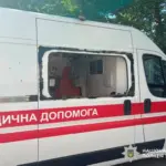Пошкоджений автомобіль швидкої допомоги в Херсоні після атаки російським безпілотником.